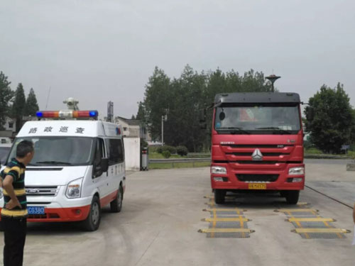 貨車(chē)正在校驗(yàn)移動(dòng)地磅現(xiàn)場(chǎng)