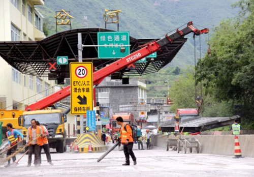 圖為水富分處清理岔河收費(fèi)站地磅淤泥工作