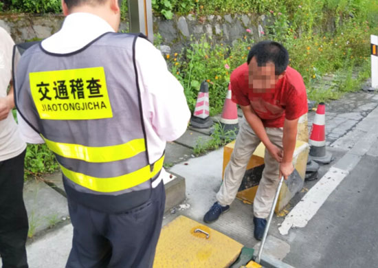 圖為司機(jī)向收費(fèi)員演示地磅減重技巧