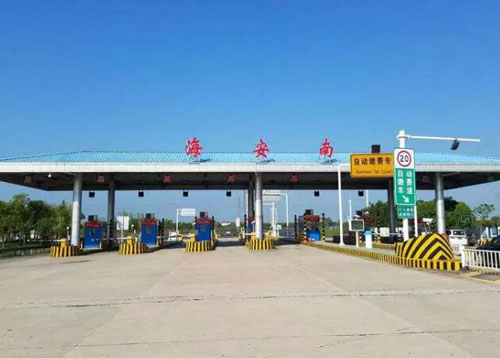 圖為海安南至郭村收費(fèi)站地磅改造現(xiàn)場(chǎng)